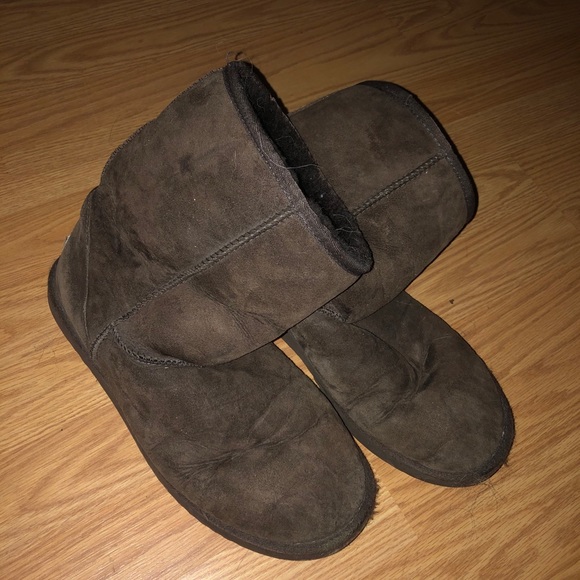 Short chocolate brown Ugg’s - Picture 3 of 3